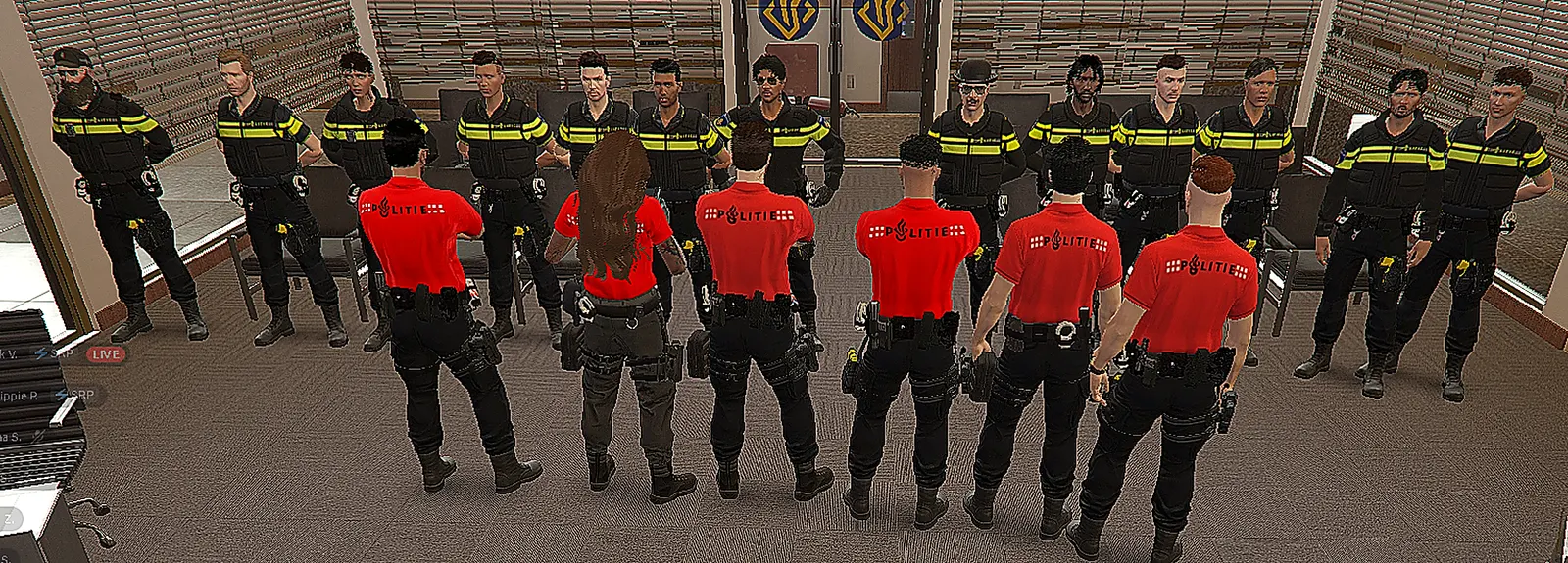 Medewerkers van Politie Eenheid tijdens een briefing